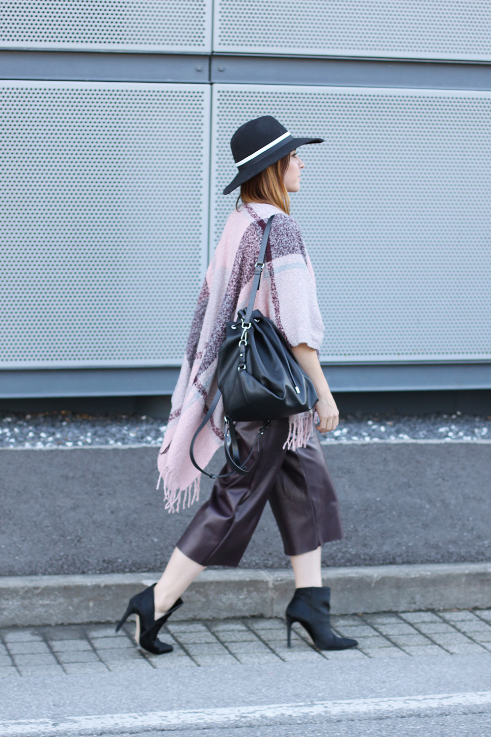 who is mocca, modeblog, fashionblog, leder culotte, river island culotte, culottes kombinieren, cape, poncho, strick, bordeaux, rosa, lila, violett, ankle boots zara, rucksack zara, fedora topshop, whoismocca.me