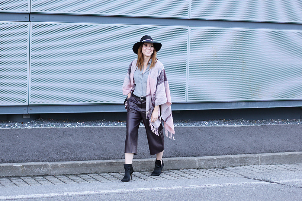 who is mocca, modeblog, fashionblog, leder culotte, river island culotte, culottes kombinieren, cape, poncho, strick, bordeaux, rosa, lila, violett, ankle boots zara, rucksack zara, fedora topshop, whoismocca.me