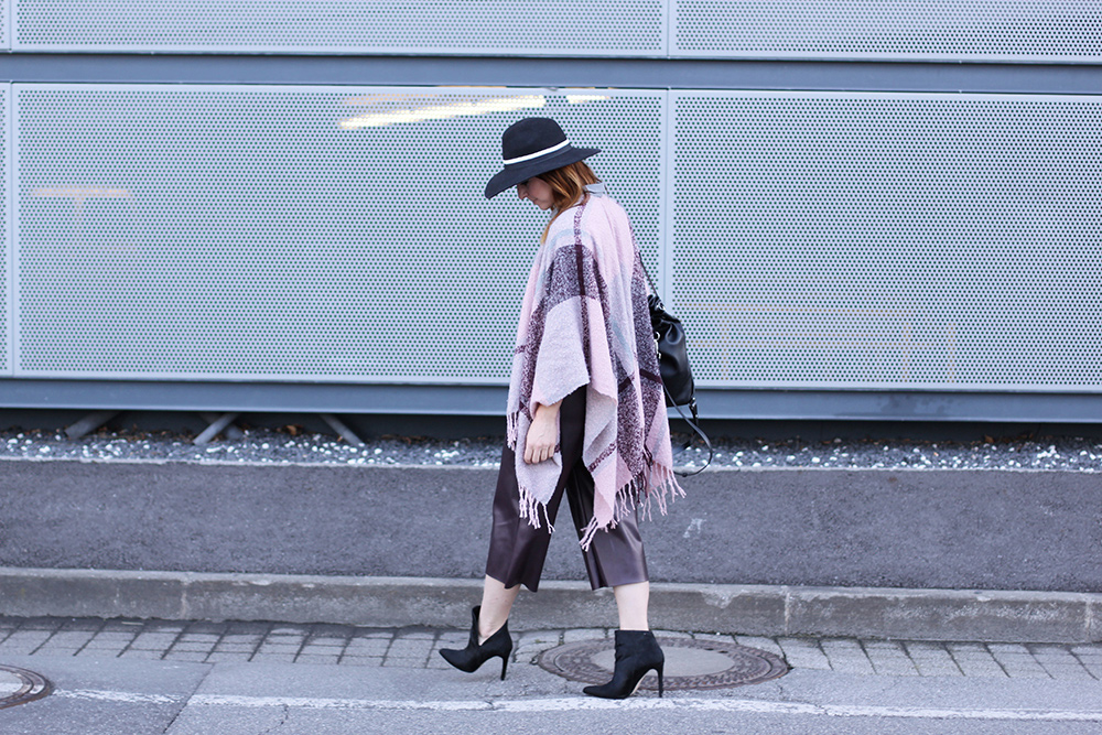 who is mocca, modeblog, fashionblog, leder culotte, river island culotte, culottes kombinieren, cape, poncho, strick, bordeaux, rosa, lila, violett, ankle boots zara, rucksack zara, fedora topshop, whoismocca.me