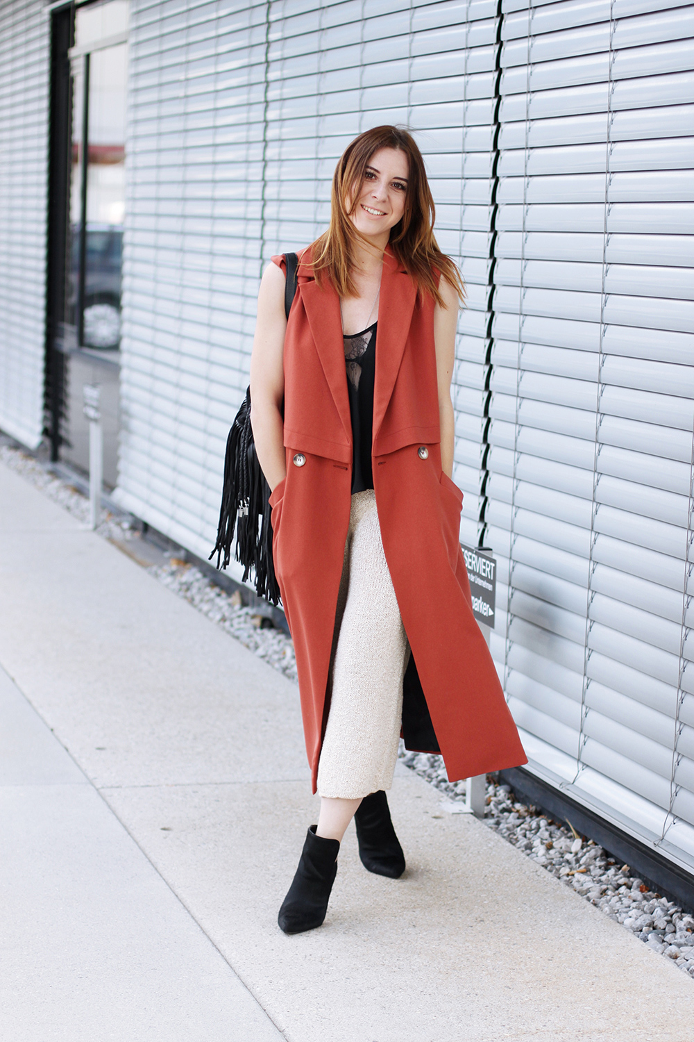 who is mocca, modeblog, fashionblog, culotte kombinieren, ärmelloser Trenchcoat Marsala, River Island, ImWearingRI, Fransentasche, Zara Ankle Boots, Ankle Boots Cut Out, Strick Culotte, Culotte Lookbook, whoismocca.me