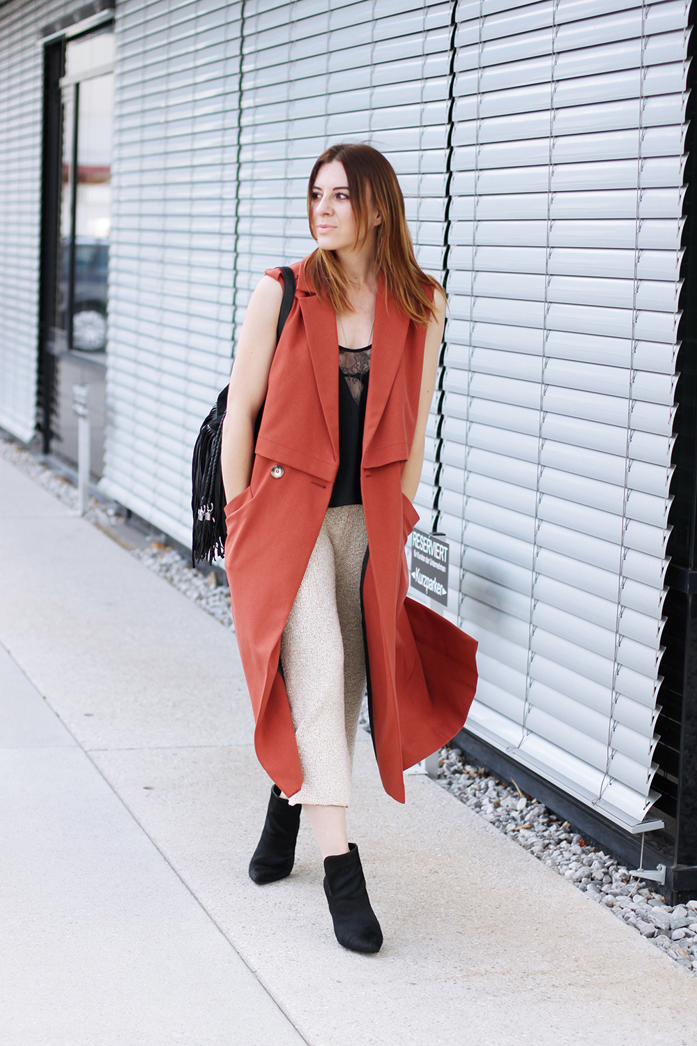 who is mocca, modeblog, fashionblog, culotte kombinieren, ärmelloser Trenchcoat Marsala, River Island, ImWearingRI, Fransentasche, Zara Ankle Boots, Ankle Boots Cut Out, Strick Culotte, Culotte Lookbook, whoismocca.me