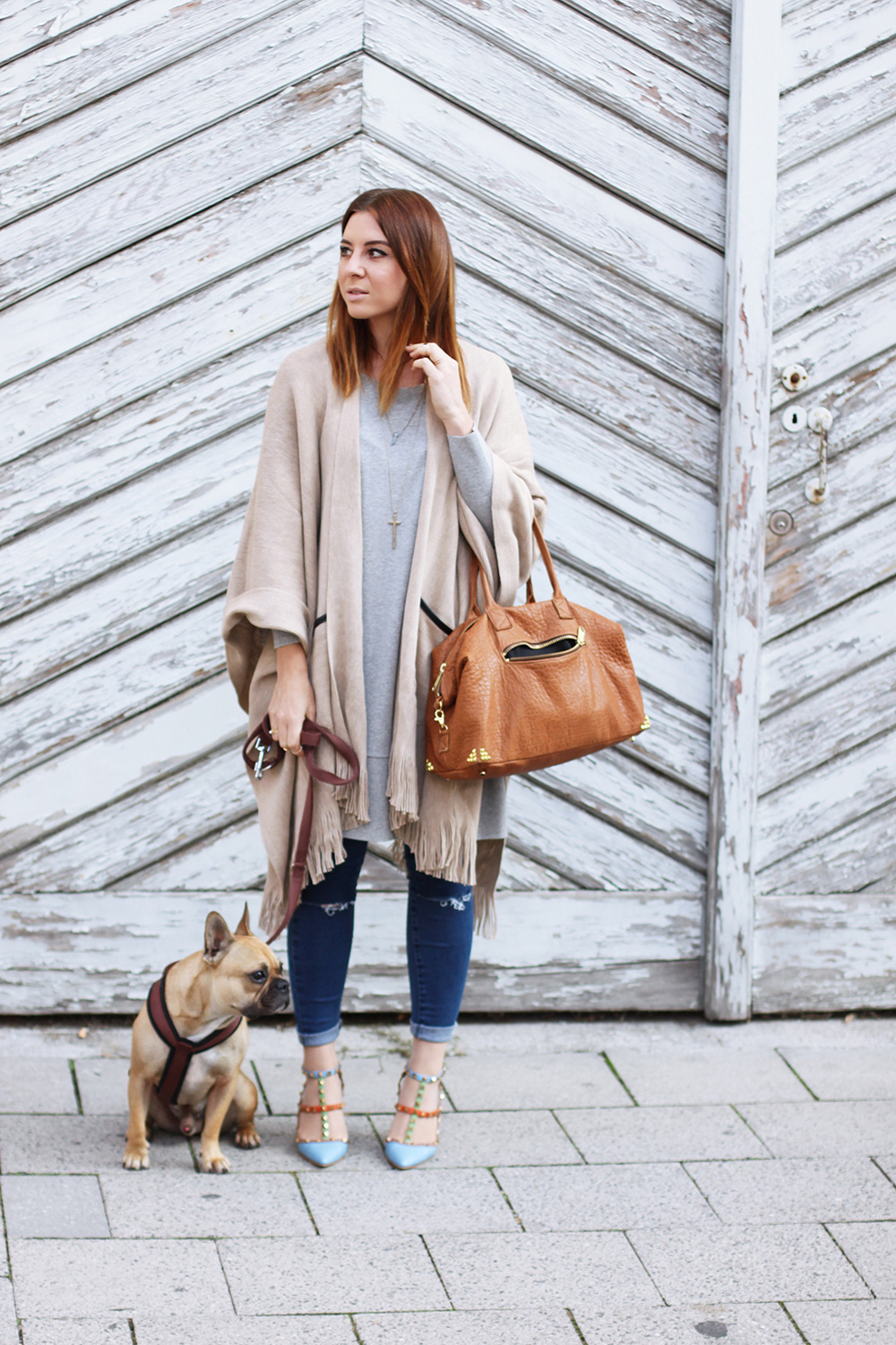 who is mocca, modeblog, fashionblog, cape kombinieren, valentino rocketed pumps, kimder tasche, frenchie, oversize outfit, layering look, whoismocca.me