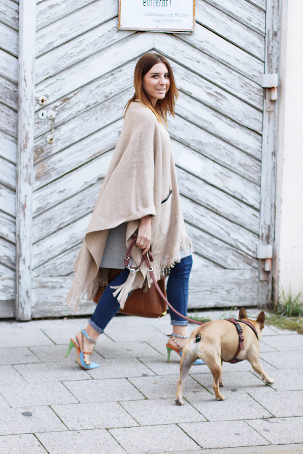 who is mocca, modeblog, fashionblog, cape kombinieren, valentino rocketed pumps, kimder tasche, frenchie, oversize outfit, layering look, whoismocca.me