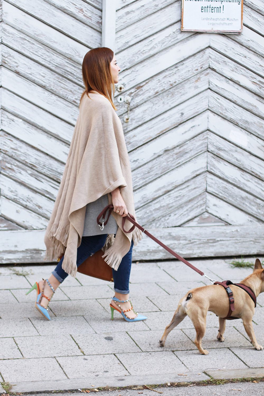 who is mocca, modeblog, fashionblog, cape kombinieren, valentino rocketed pumps, kimder tasche, frenchie, oversize outfit, layering look, whoismocca.me