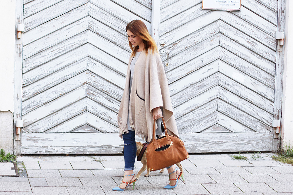 Serenity Lookbook, Trendfarbe Hellblau kombinieren, Pantone Farbtrends 2016, who is mocca, modeblog, fashionblog, cape kombinieren, valentino rocketed pumps, kimder tasche, frenchie, oversize outfit, layering look, whoismocca.me