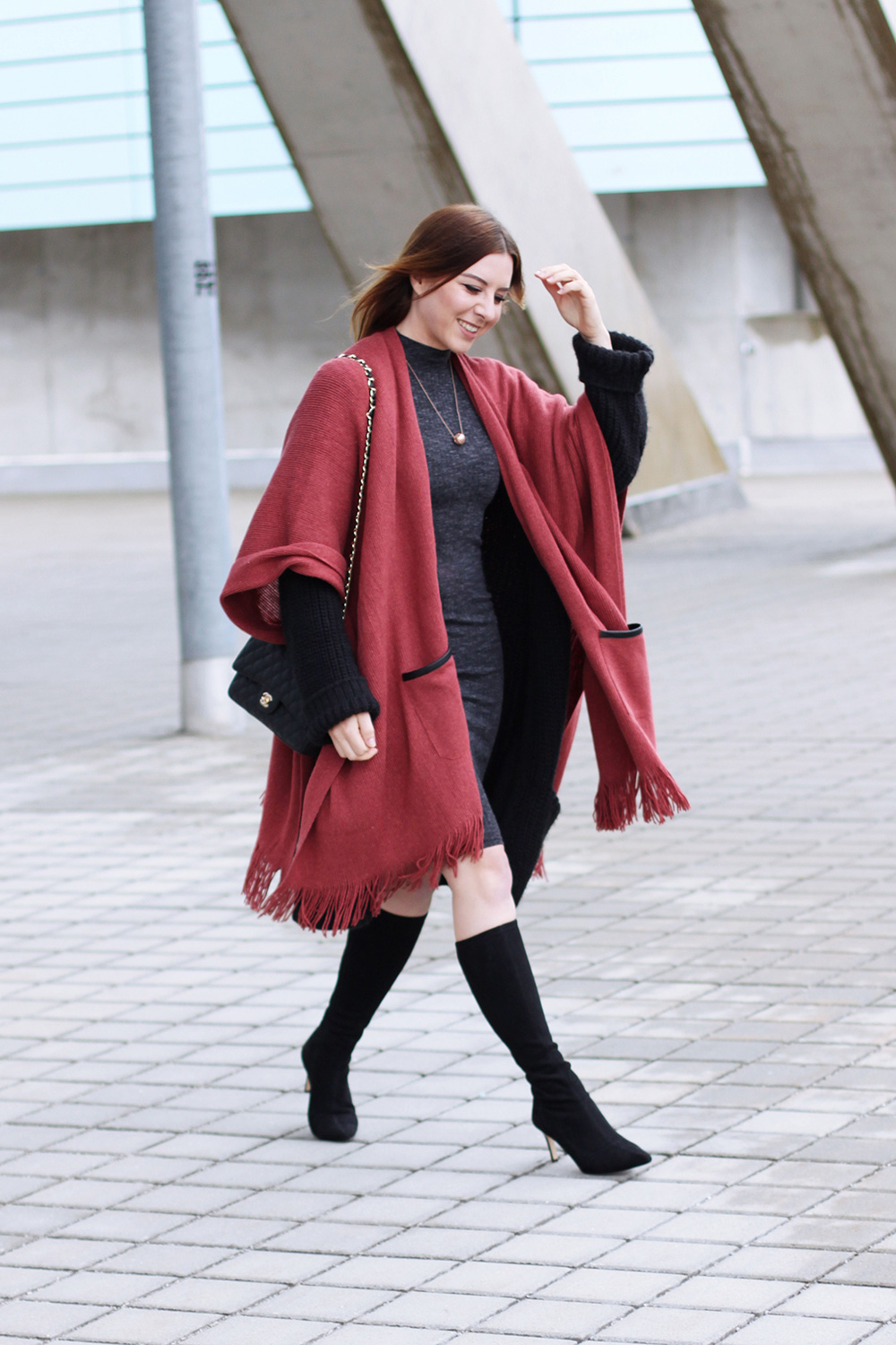 who is mocca, modeblog, fashionblog, cape outfit, cape kombinieren, stretchstiefel outfit, layering look, lagenlook, chanel classic schwarz 2.55, midikleid outfit, whoismocca.me