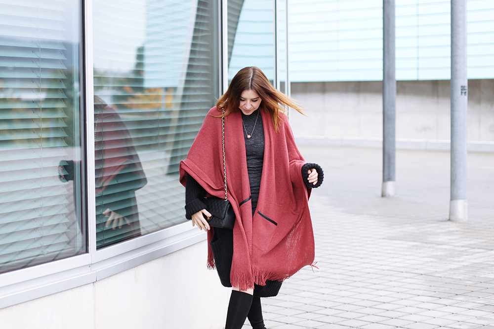 who is mocca, modeblog, fashionblog, cape outfit, cape kombinieren, stretchstiefel outfit, layering look, lagenlook, chanel classic schwarz 2.55, midikleid outfit, whoismocca.me