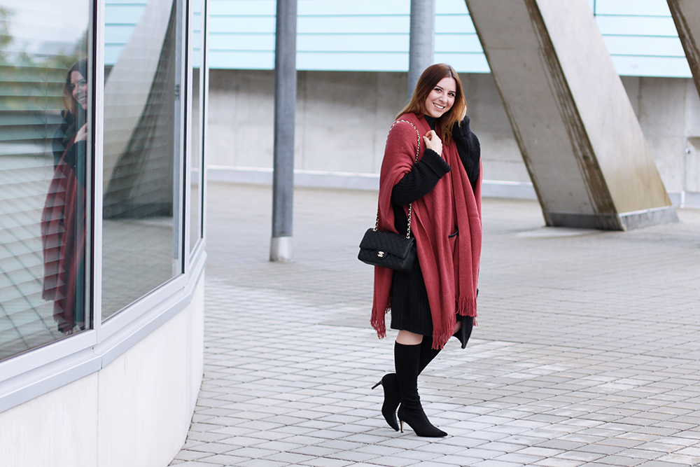 who is mocca, modeblog, fashionblog, cape outfit, cape kombinieren, stretchstiefel outfit, layering look, lagenlook, chanel classic schwarz 2.55, midikleid outfit, whoismocca.me