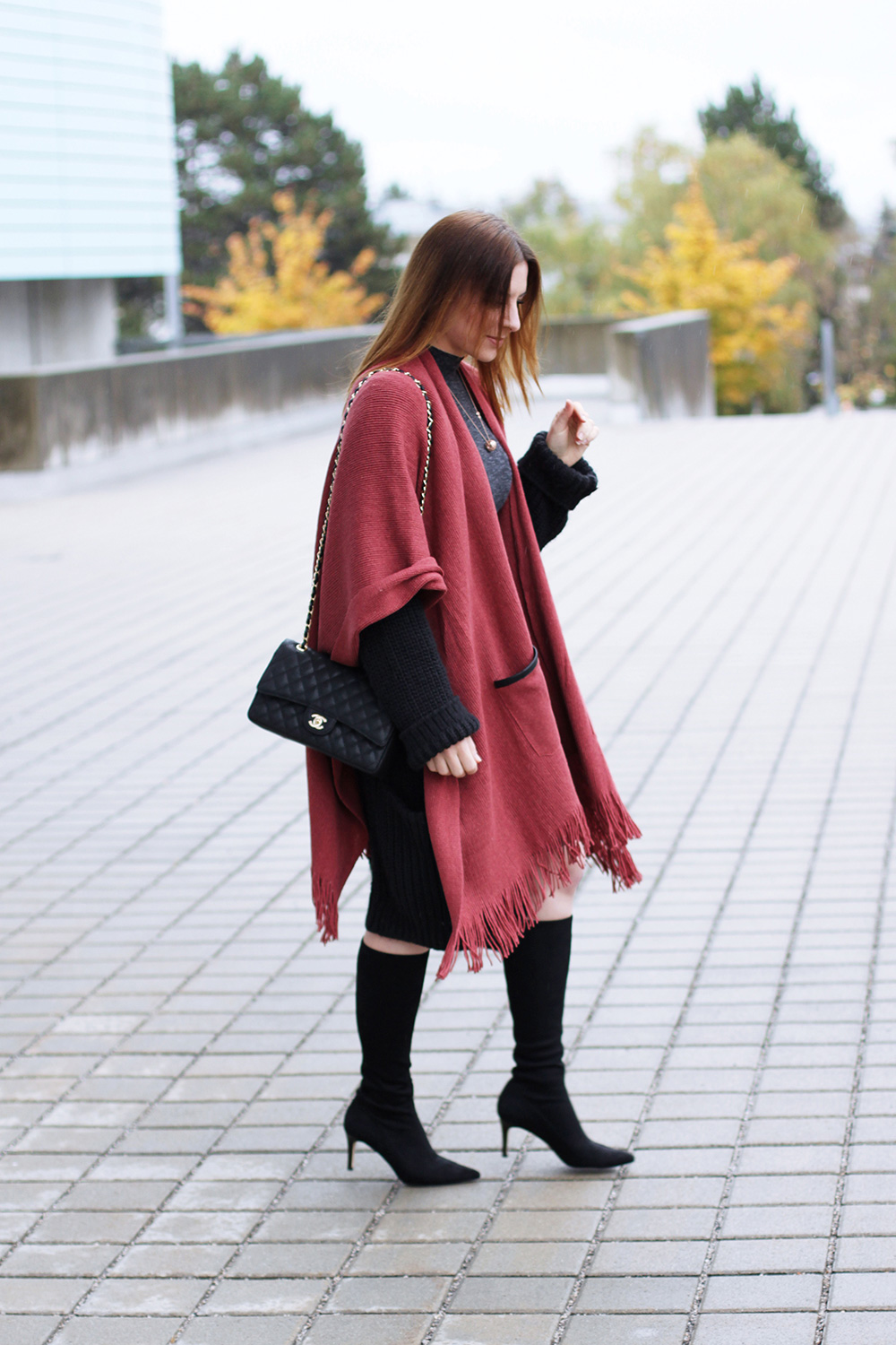 who is mocca, modeblog, fashionblog, cape outfit, cape kombinieren, stretchstiefel outfit, layering look, lagenlook, chanel classic schwarz 2.55, midikleid outfit, whoismocca.me