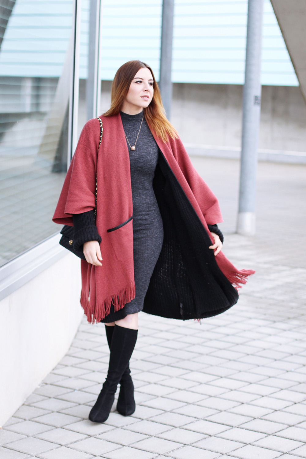 who is mocca, modeblog, fashionblog, cape outfit, cape kombinieren, stretchstiefel outfit, layering look, lagenlook, chanel classic schwarz 2.55, midikleid outfit, whoismocca.me