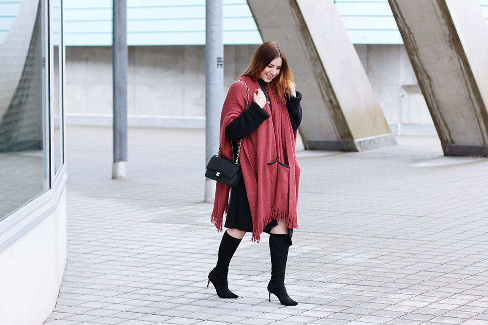 who is mocca, modeblog, fashionblog, cape outfit, cape kombinieren, stretchstiefel outfit, layering look, lagenlook, chanel classic schwarz 2.55, midikleid outfit, whoismocca.me