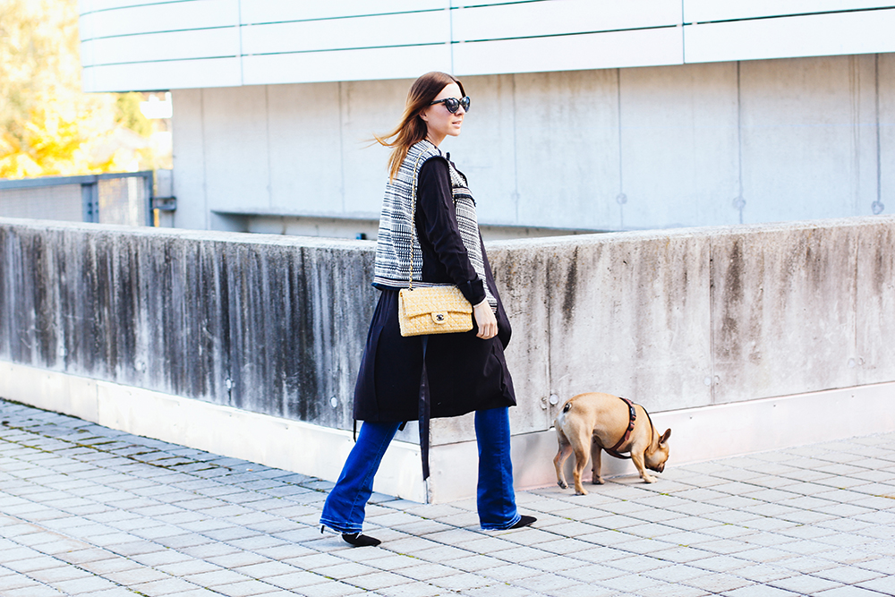 who is mocca, modeblog, fashionblog, flared jeans outfit, frenchie, innsbruck streetstyle, embellished weste, trenchcoat, chanel classic flap bag 2.55, celine lookalike sunglasses, whoismocca.me