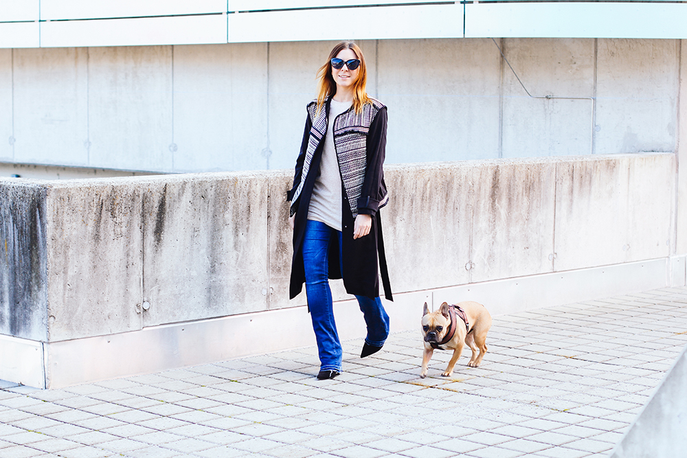 who is mocca, modeblog, fashionblog, flared jeans outfit, frenchie, innsbruck streetstyle, embellished weste, trenchcoat, chanel classic flap bag 2.55, celine lookalike sunglasses, whoismocca.me