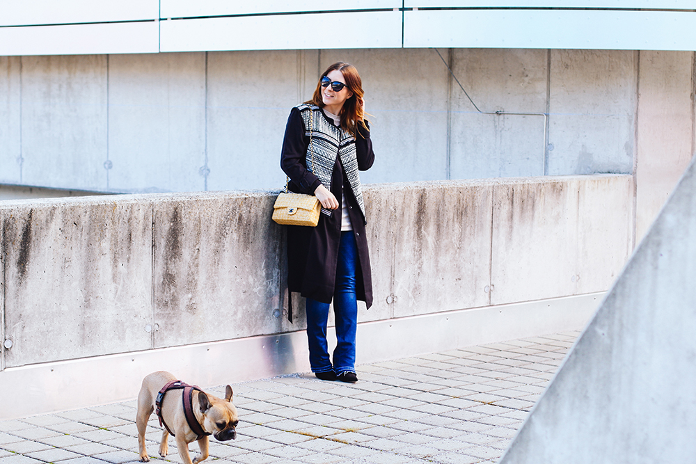 who is mocca, modeblog, fashionblog, flared jeans outfit, frenchie, innsbruck streetstyle, embellished weste, trenchcoat, chanel classic flap bag 2.55, celine lookalike sunglasses, whoismocca.me