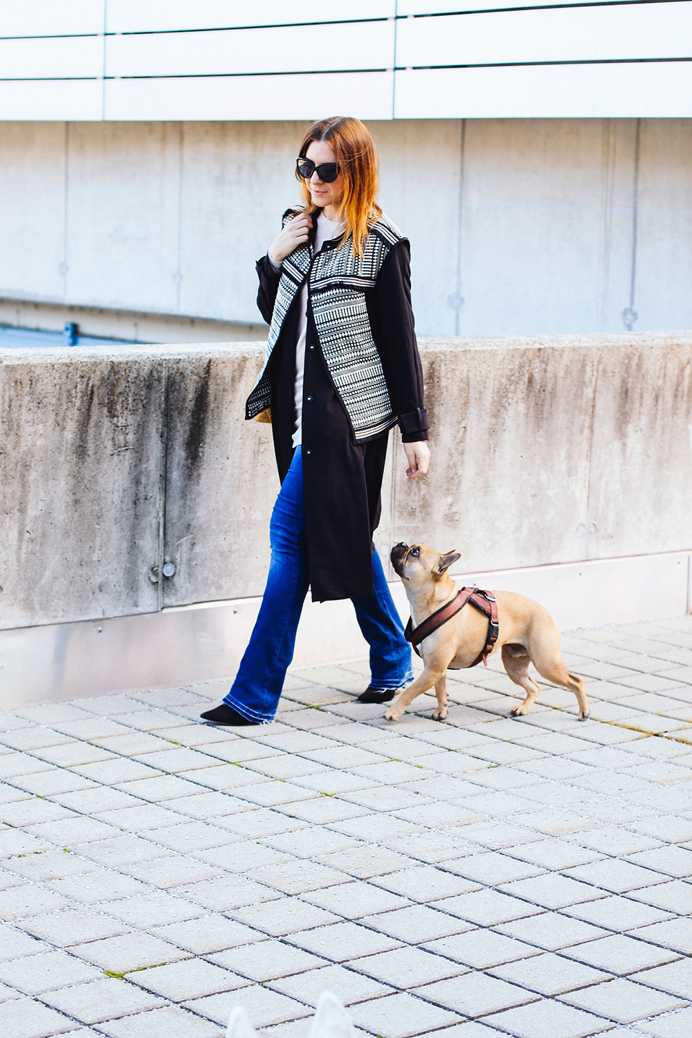 who is mocca, modeblog, fashionblog, flared jeans outfit, frenchie, innsbruck streetstyle, embellished weste, trenchcoat, chanel classic flap bag 2.55, celine lookalike sunglasses, whoismocca.me