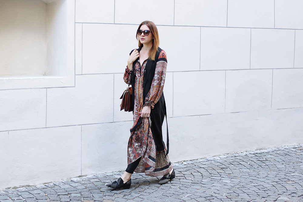 who is mocca, modeblog, fashionblog, maxikleid im herbst, sommerkleid im herbst kombinieren, sandro ferrone kleid, trenchcoat, weste, chloe faye outfit, vic matie nietenboots, mango celine sonnenbrille, whoismocca.me