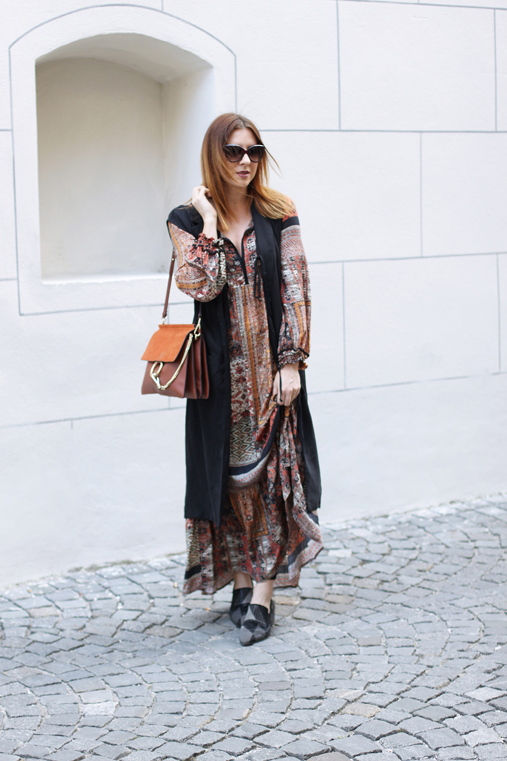 who is mocca, modeblog, fashionblog, maxikleid im herbst, sommerkleid im herbst kombinieren, sandro ferrone kleid, trenchcoat, weste, chloe faye outfit, vic matie nietenboots, mango celine sonnenbrille, whoismocca.me