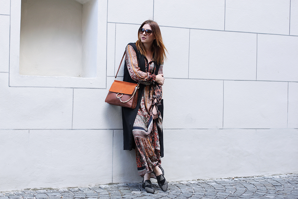 who is mocca, modeblog, fashionblog, maxikleid im herbst, sommerkleid im herbst kombinieren, sandro ferrone kleid, trenchcoat, weste, chloe faye outfit, vic matie nietenboots, mango celine sonnenbrille, whoismocca.me