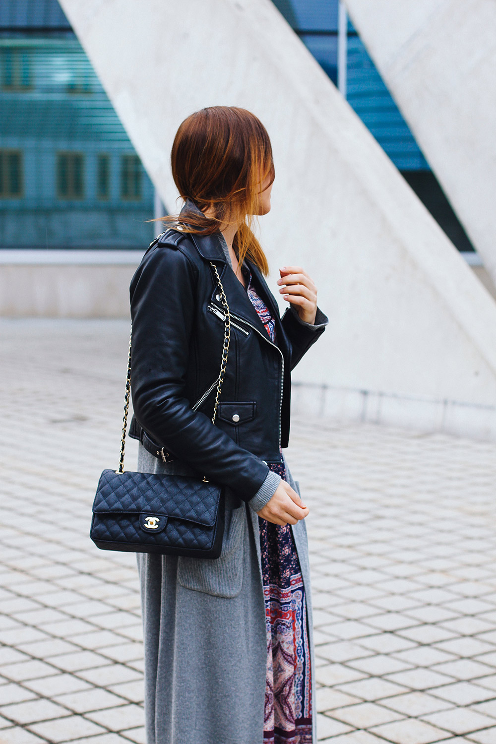 who is mocca, modeblog, fashionblog, herbstoutfit, maxikleid, lederjacke, langer cardigan, oasis fashion, lookbook, streetstyle innsbruck, chanel classic flap bag, sam edelman martina bots, whoismocca.me