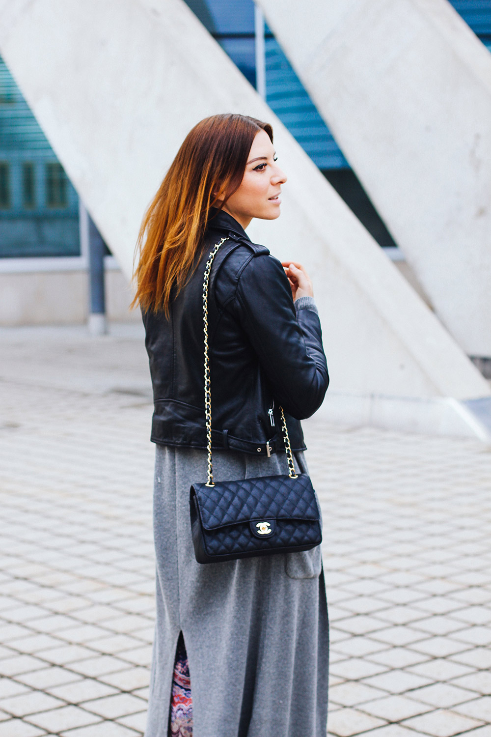 who is mocca, modeblog, fashionblog, herbstoutfit, maxikleid, lederjacke, langer cardigan, oasis fashion, lookbook, streetstyle innsbruck, chanel classic flap bag, sam edelman martina bots, whoismocca.me