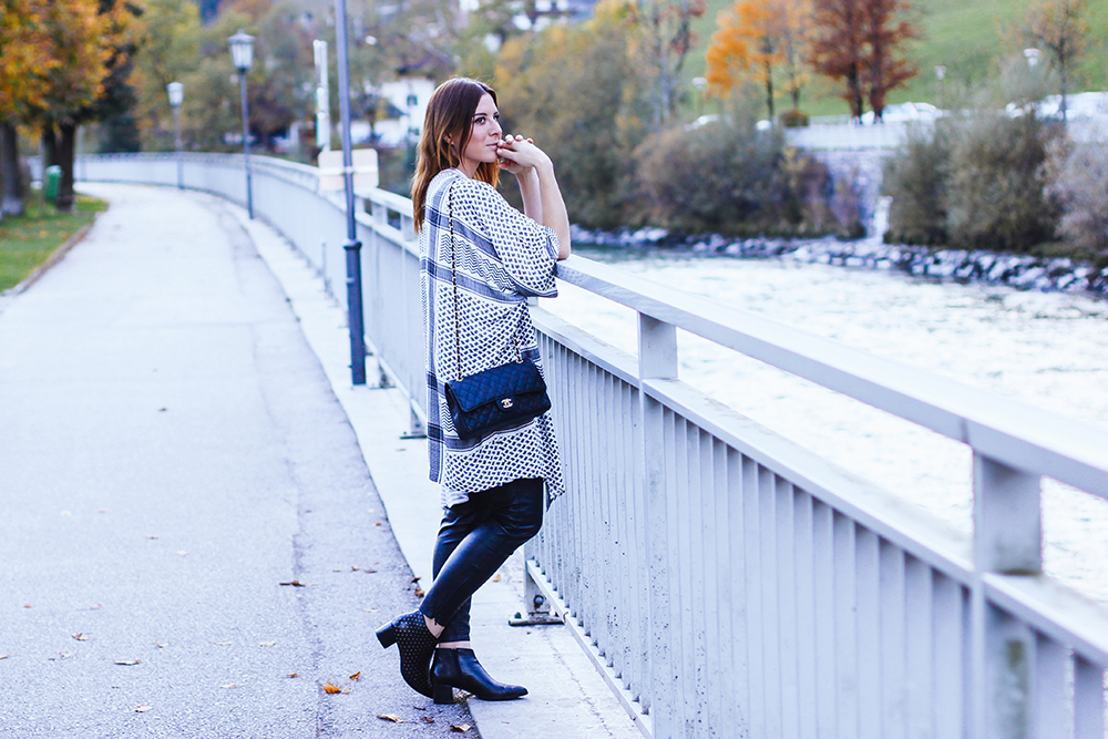 who is mocca, modeblog, fashionblog, muster kombinieren, muster mix, outfit, streetstyle innsbruck, monochromes outfit, schwarz weiß outfit, Chanel 255 flap bag, zign nietenboots, whoismocca.me