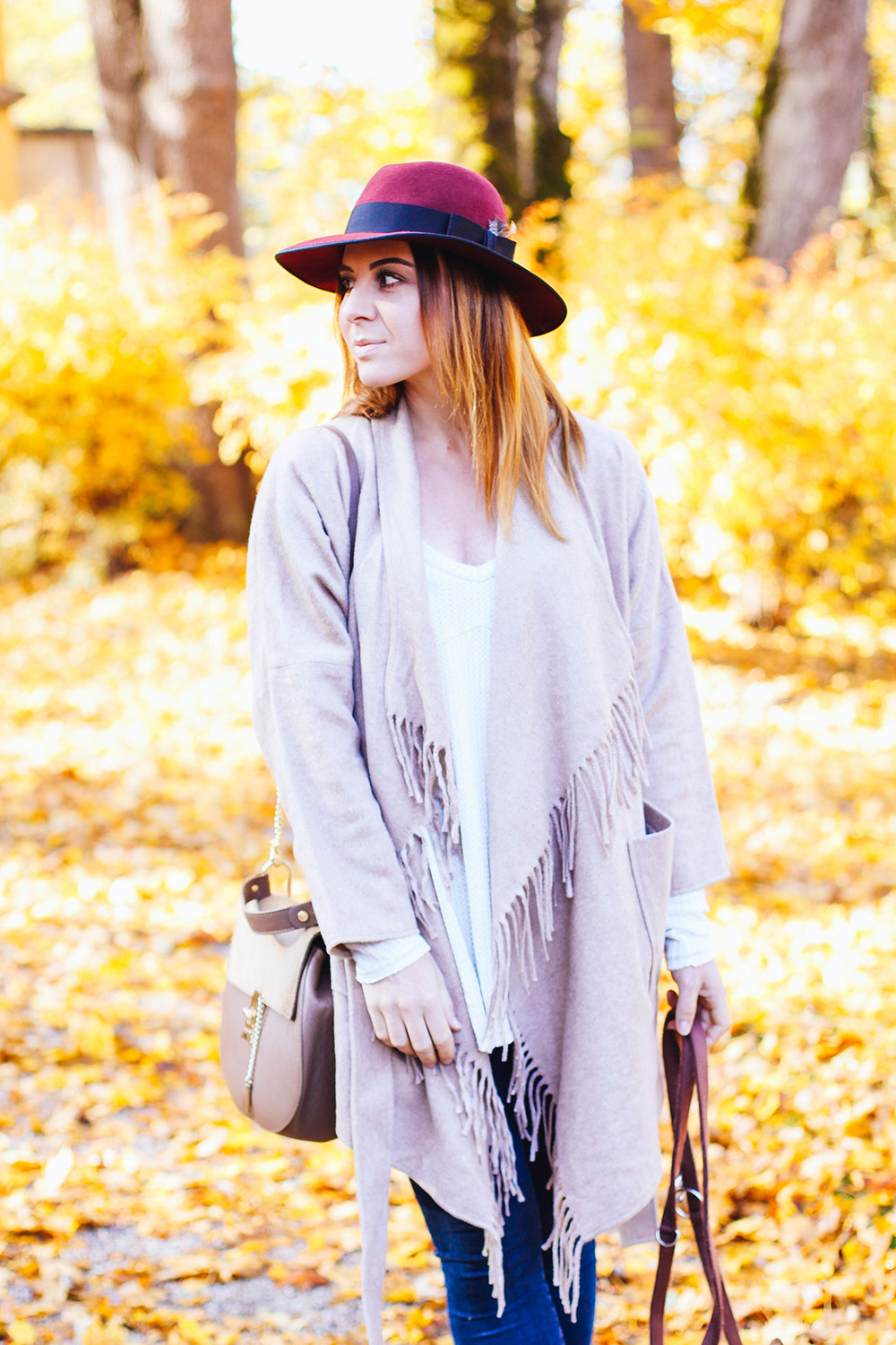 who is mocca, modeblog, fashionblog, herbstoutfit inspiration, fransenjacke outfit, fransenjacke kombinieren, frenchie, schloss ambras, innsbruck, streetstyle, river island pumps, fedora christy madison, chloe dupe lookalike, whoismocca.me