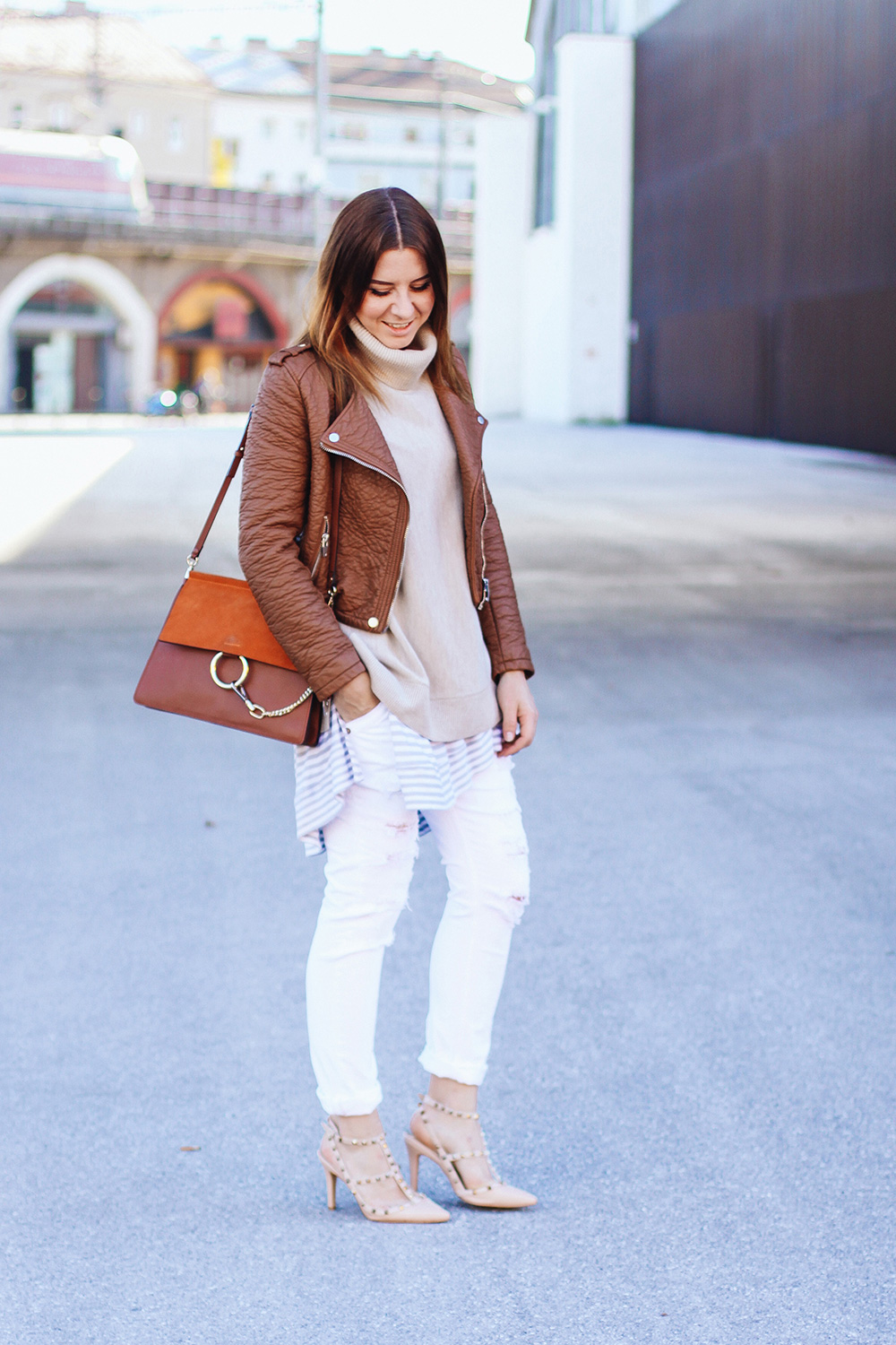 who is mocca, fashionblogger austria, white boyfriend jeans, valentino rockstud pumps, layering, chloe faye, whoismocca.me