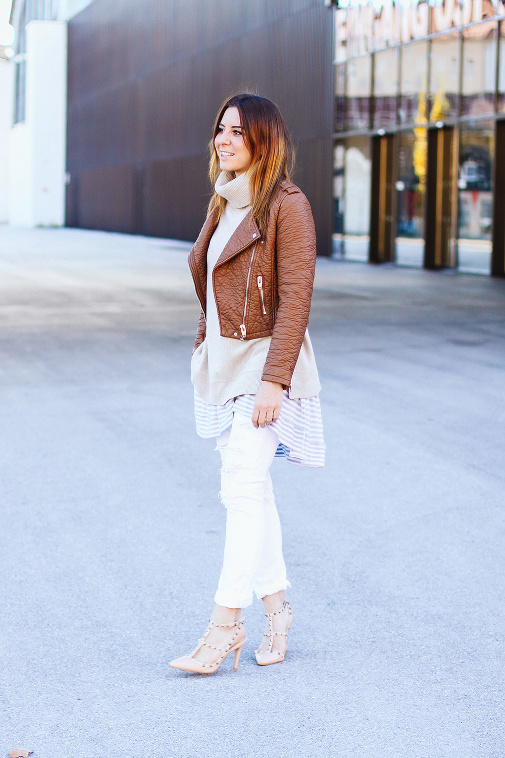 who is mocca, fashionblogger austria, white boyfriend jeans, valentino rockstud pumps, layering, chloe faye, whoismocca.me