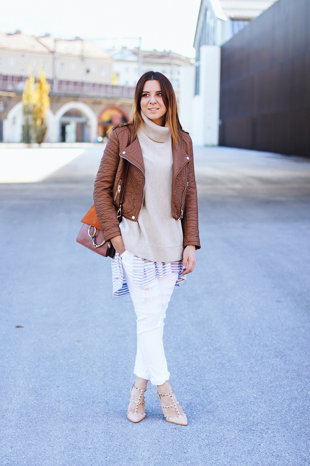 who is mocca, fashionblogger austria, white boyfriend jeans, valentino rockstud pumps, layering, chloe faye, whoismocca.me