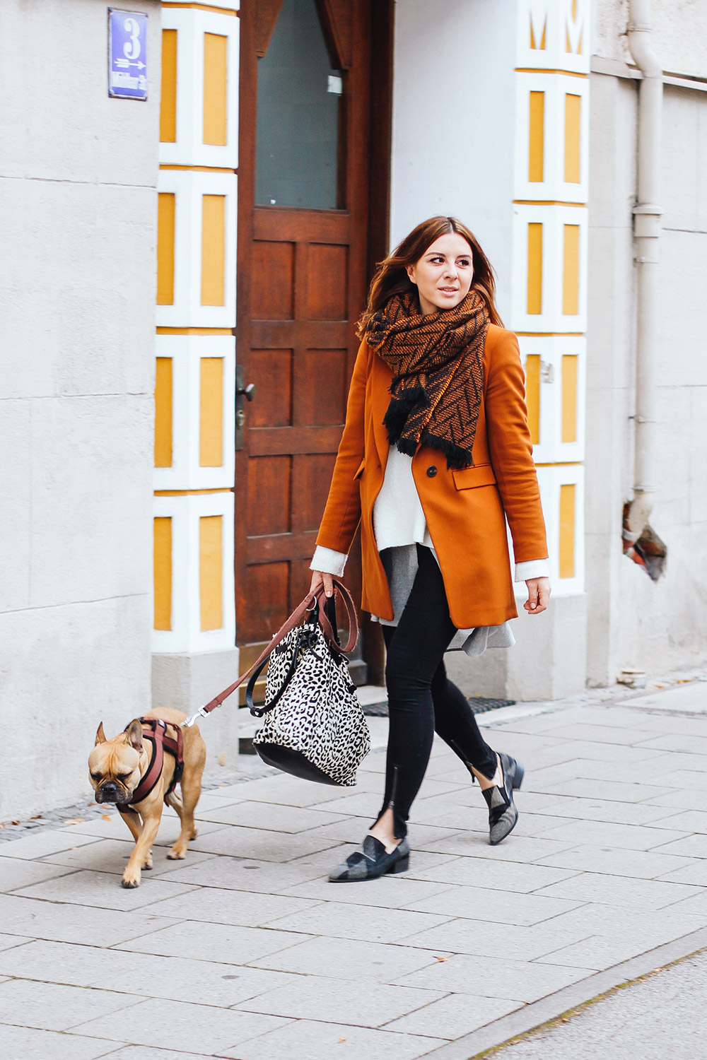 who is mocca, modeblogger, fashionblogger, cognac blazer, outfit blazer, herbstoutfit, winter outfit, cheap monday skinny jeans, animal print tasche, oversize schal zara, whoismocca.me