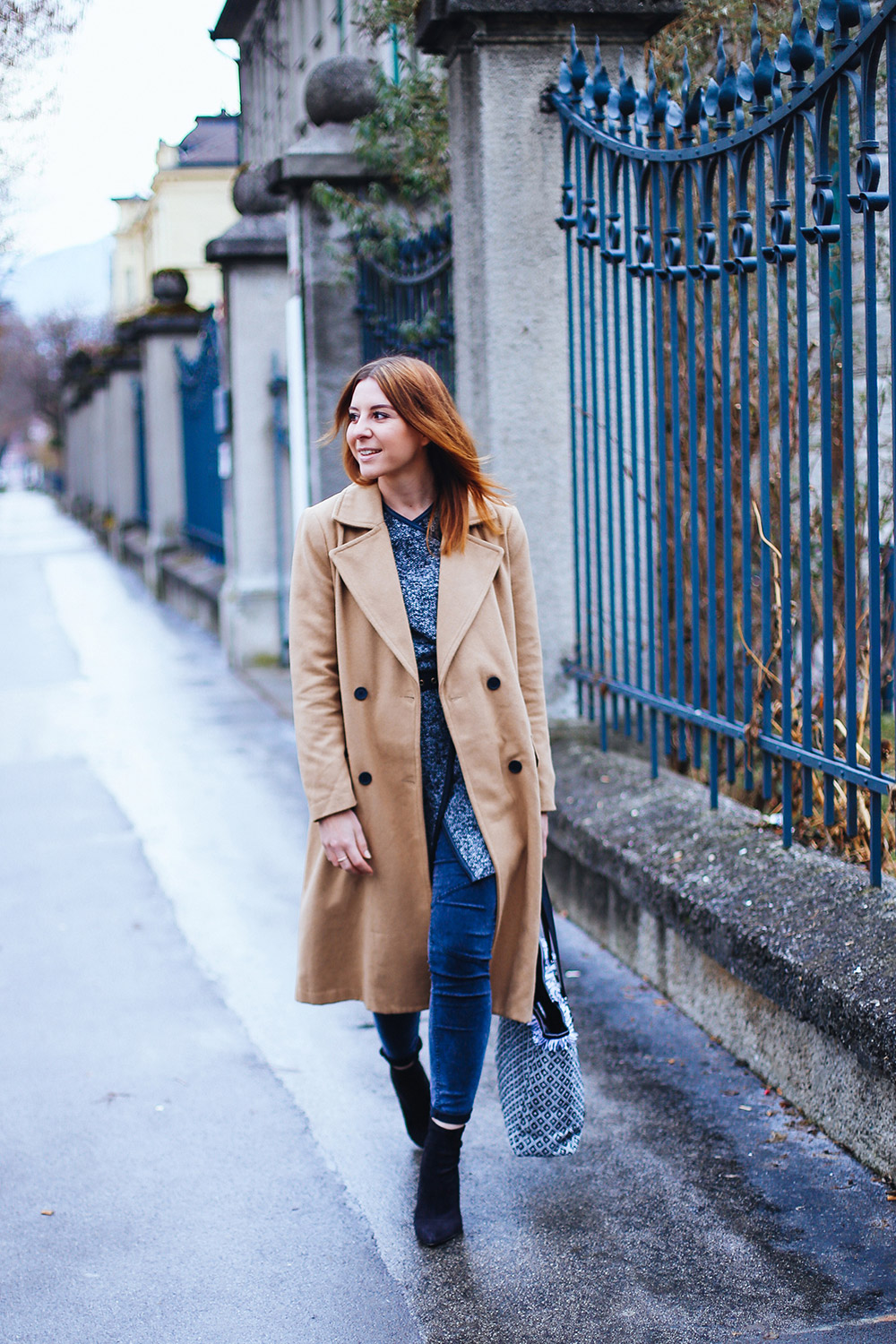 who is mocca, modeblogger, fashionblogger, camel mantel, winter mantel kombinieren, biker hose lyocell mango, korbtasche new look, orsay cardigan, ankle boots zara