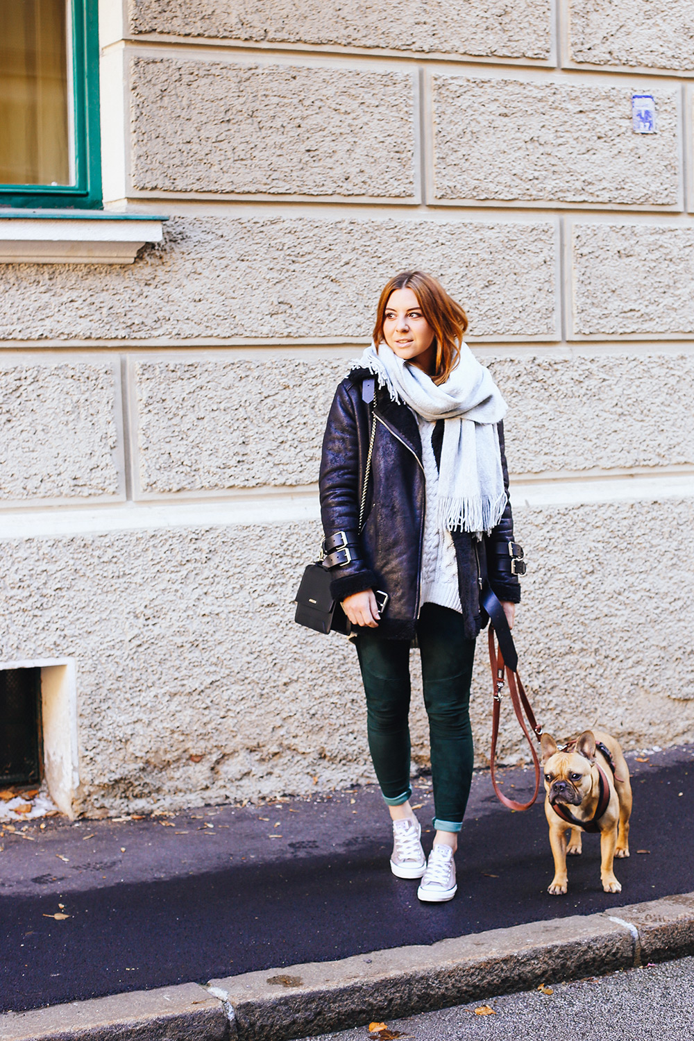 who is mocca, modeblogger, fashionblogger österreich, biker jacke, H&M Balmain Lederhose, acne lookalike jacke, pepe jeans velocite jacket, guess tasche, converse beige, schal mit fransen, layering, whoismocca.me 