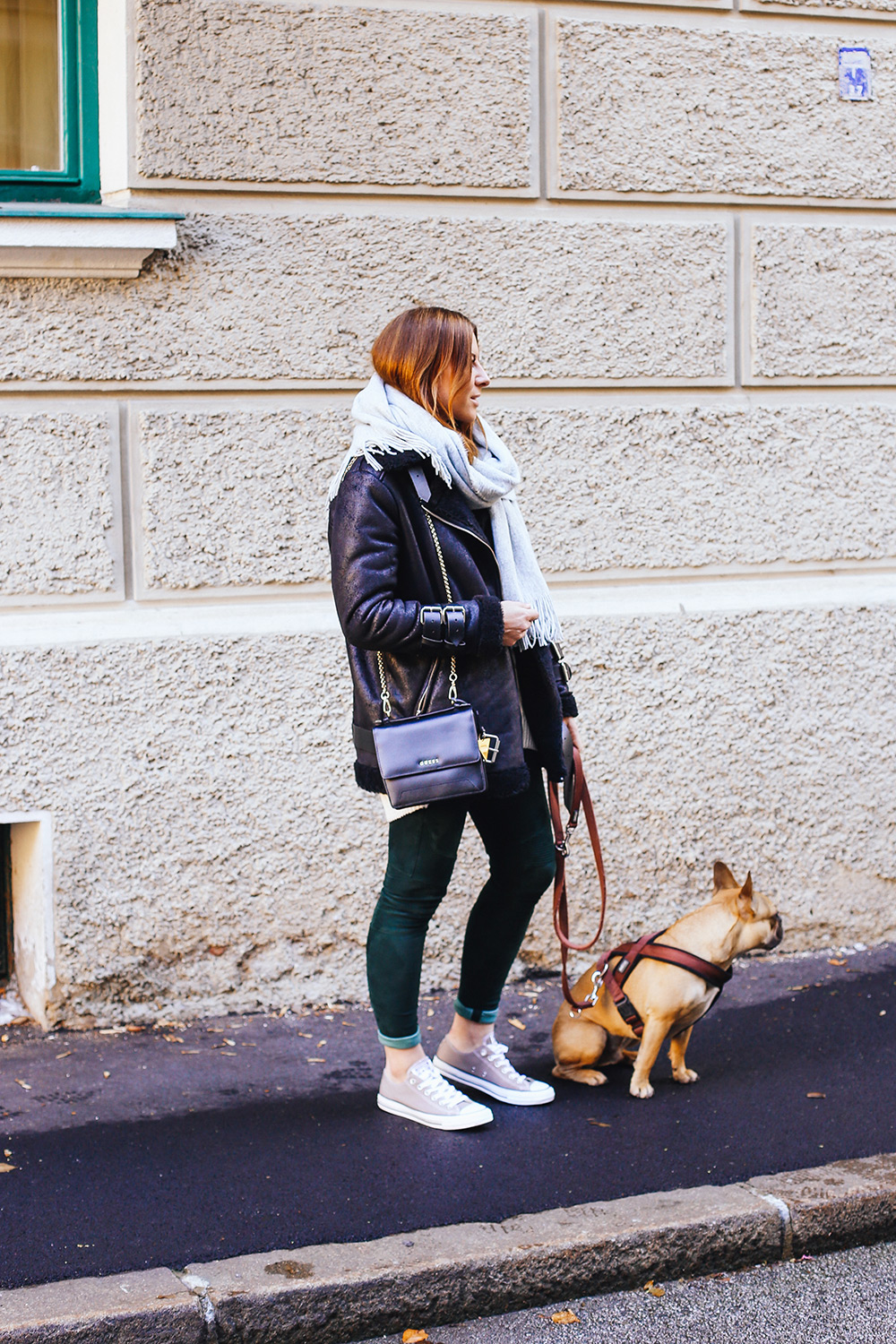 who is mocca, modeblogger, fashionblogger österreich, biker jacke, H&M Balmain Lederhose, acne lookalike jacke, pepe jeans velocite jacket, guess tasche, converse beige, schal mit fransen, layering, whoismocca.me