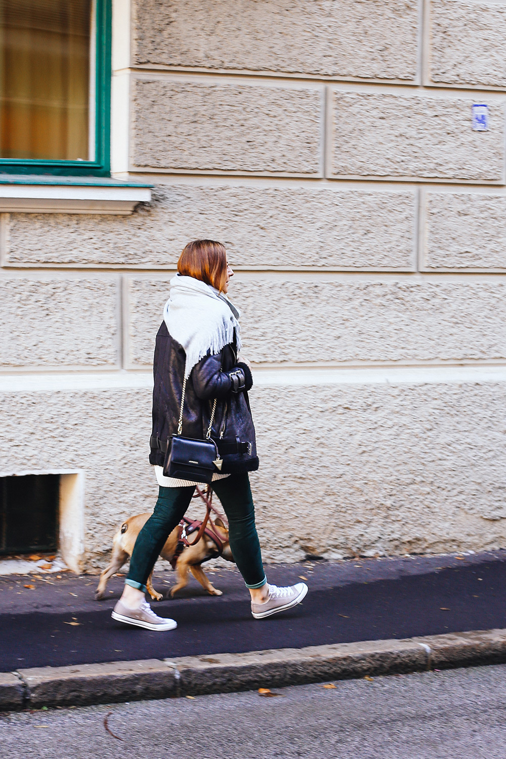 who is mocca, modeblogger, fashionblogger österreich, biker jacke, H&M Balmain Lederhose, acne lookalike jacke, pepe jeans velocite jacket, guess tasche, converse beige, schal mit fransen, layering, whoismocca.me