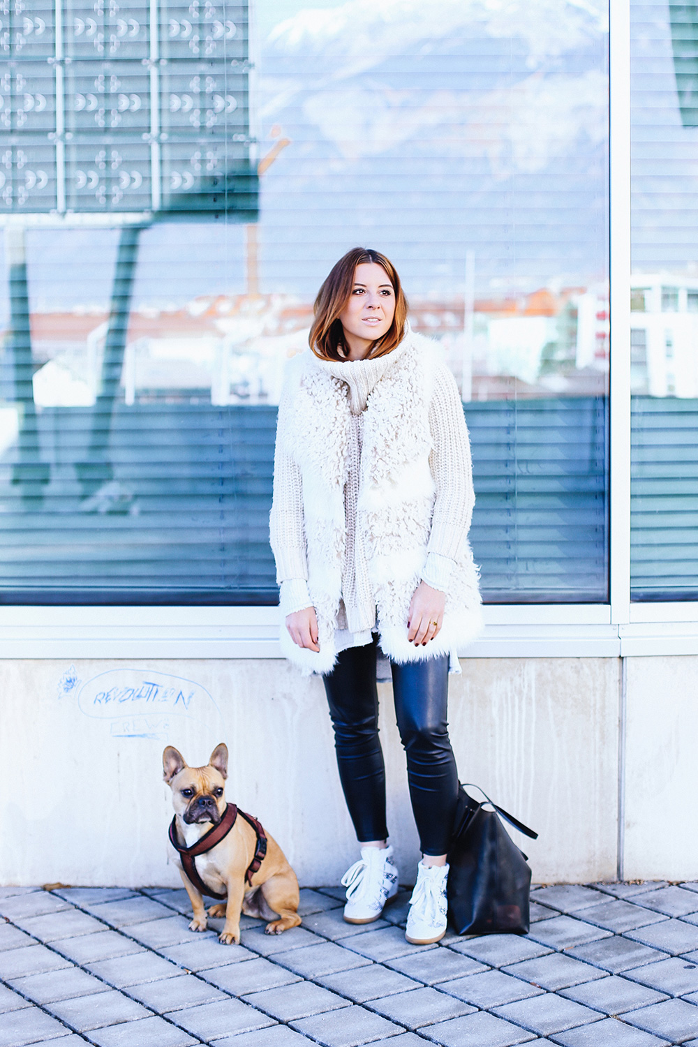 who is mocca, modeblogger österreich, fashionblogger tirol, influencer, fake fur weste, outfit lederhose, sneaker wedges kombinieren, frenchie, winteroutfit, whoismocca.me