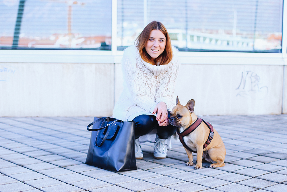 who is mocca, modeblogger österreich, fashionblogger tirol, influencer, fake fur weste, outfit lederhose, sneaker wedges kombinieren, frenchie, winteroutfit, whoismocca.me