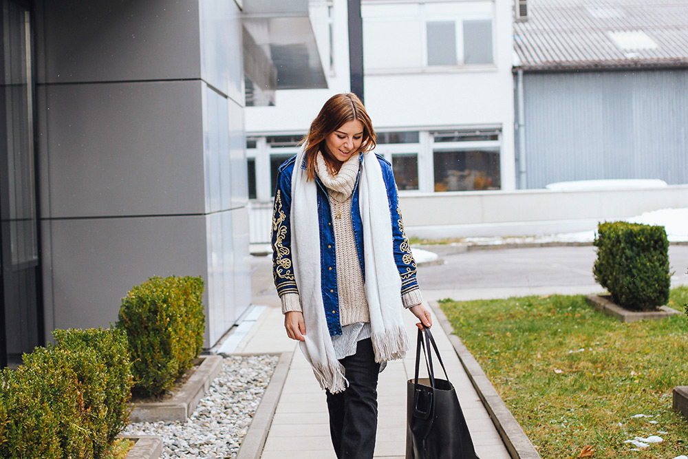 who is mocca, modeblogger, fashionblogger, Outfit mit Jeansjacke, schal zara, flared Jeans, and other stories tasche, rollkragenpullover, frenchie schmuck, frenchie kette, frenchie ring, whoismocca.me