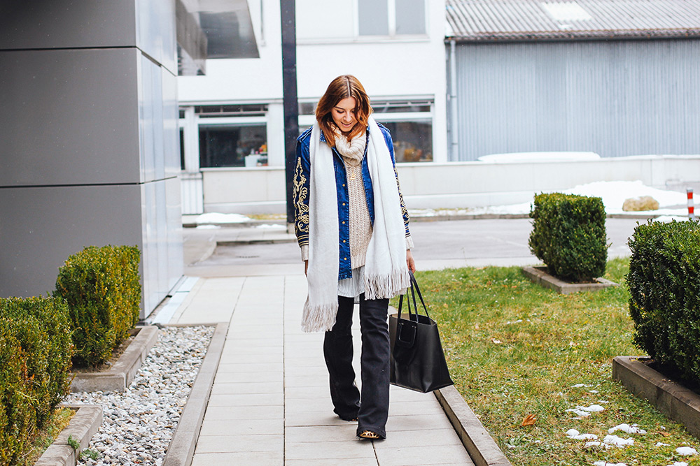 who is mocca, modeblogger, fashionblogger, Outfit mit Jeansjacke, schal zara, flared Jeans, and other stories tasche, rollkragenpullover, frenchie schmuck, frenchie kette, frenchie ring, whoismocca.me