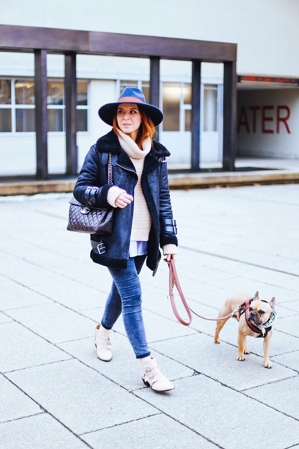 who is mocca, modeblog, fashionblog, influencer, Chloé Susanna Boots, bikerhose mango, acne lookalike bikerjacke, velocite shearling jacket, pepe jeans, chanel maxi jumbo bag, frenchie, innsbruck streetstyle, whoismocca.me, get ready with me, youtube outfit video