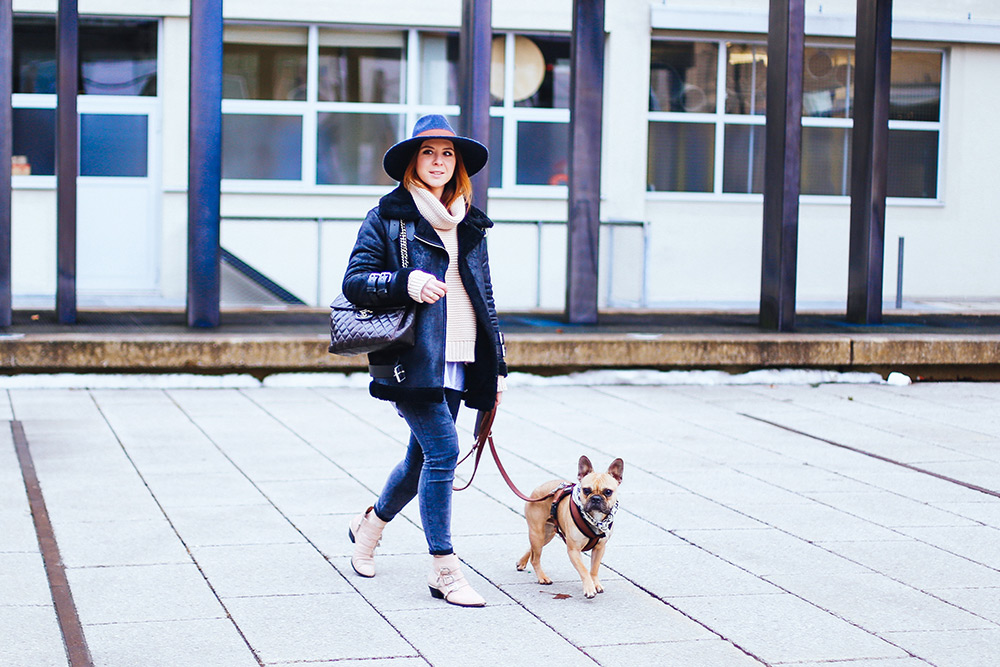 who is mocca, modeblog, fashionblog, influencer, Chloé Susanna Boots, bikerhose mango, acne lookalike bikerjacke, velocite shearling jacket, pepe jeans, chanel maxi jumbo bag, frenchie, innsbruck streetstyle, whoismocca.me, get ready with me, youtube outfit video