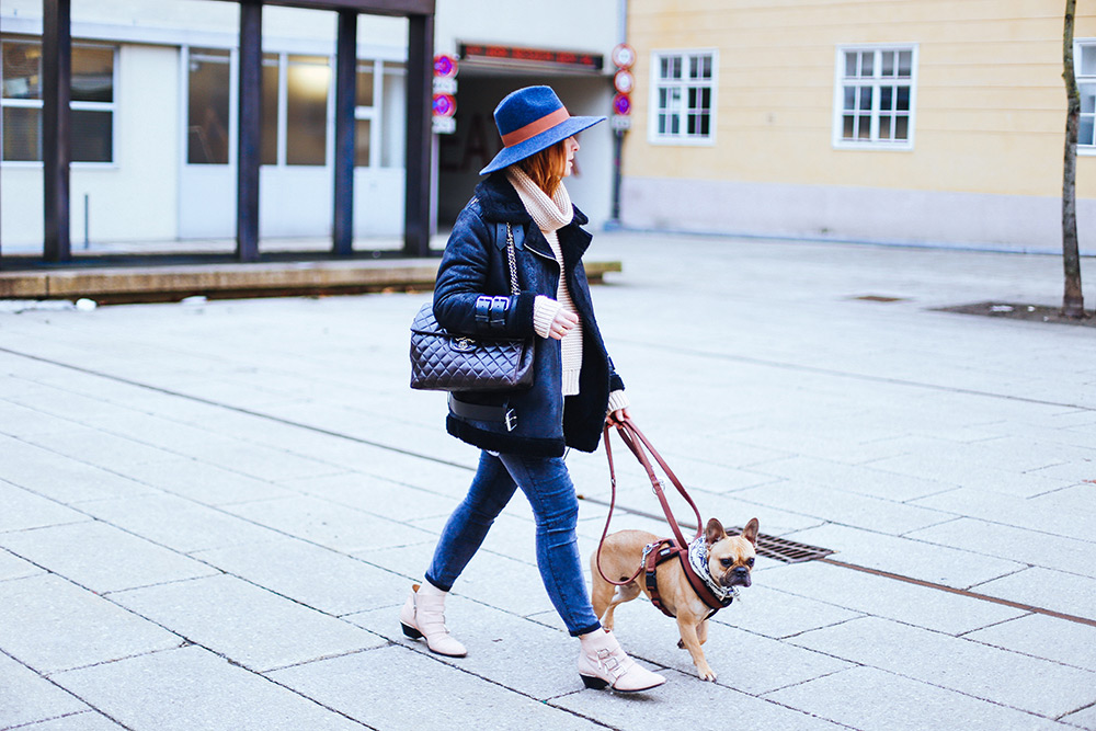 who is mocca, modeblog, fashionblog, influencer, Chloé Susanna Boots, bikerhose mango, acne lookalike bikerjacke, velocite shearling jacket, pepe jeans, chanel maxi jumbo bag, frenchie, innsbruck streetstyle, whoismocca.me, get ready with me, youtube outfit video