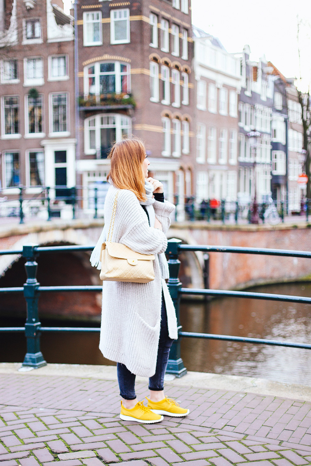 who is mocca, modeblog, fashionblog, influencer, vlogger, nike roshe run sneaker outfit, oversize cardigan, bikerhose mango, chanel double sided flap bag, double logo, vintage, amsterdam streetstyle, whoismocca.me