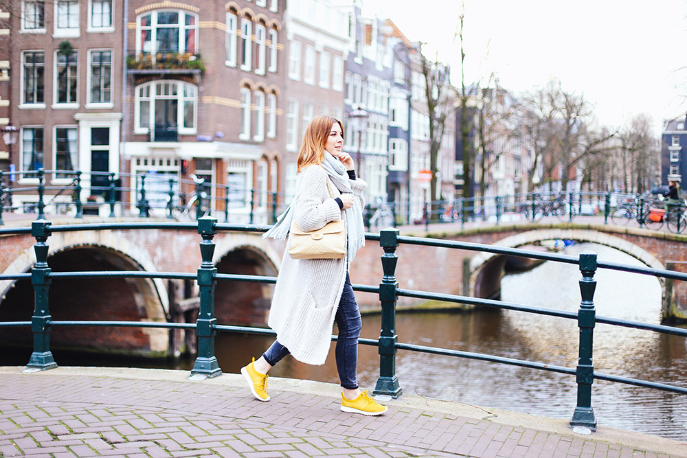 who is mocca, modeblog, fashionblog, influencer, vlogger, nike roshe run sneaker outfit, oversize cardigan, bikerhose mango, chanel double sided flap bag, double logo, vintage, amsterdam streetstyle, whoismocca.me