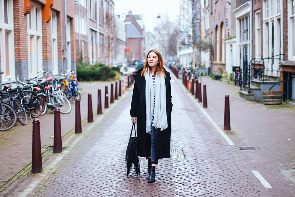 who is mocca, modeblog, fashionblog, influencer, amsterdam streetstyle, oversize mantel kombinieren, cut out boots, winter outfit, whoismocca.me