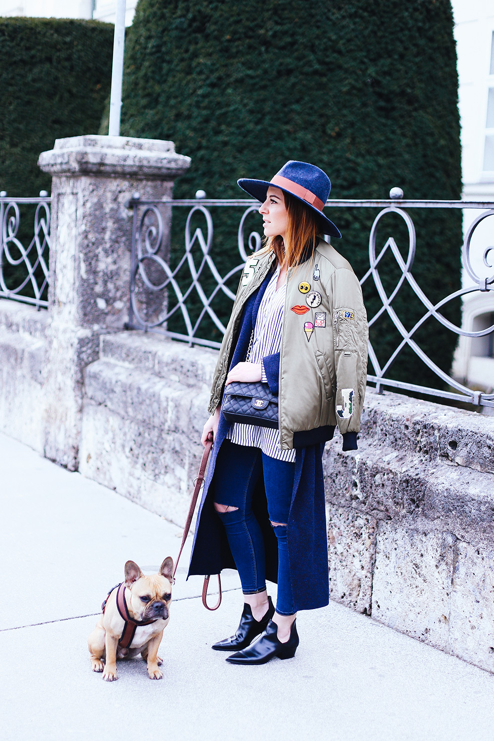 Bomberjacke kombinieren, Bomberjacke mit Patches, layering outfit, lagenlook, streetstyle innsbruck, frenchie, chanel flap bag, whoismocca.me, fashionblogger