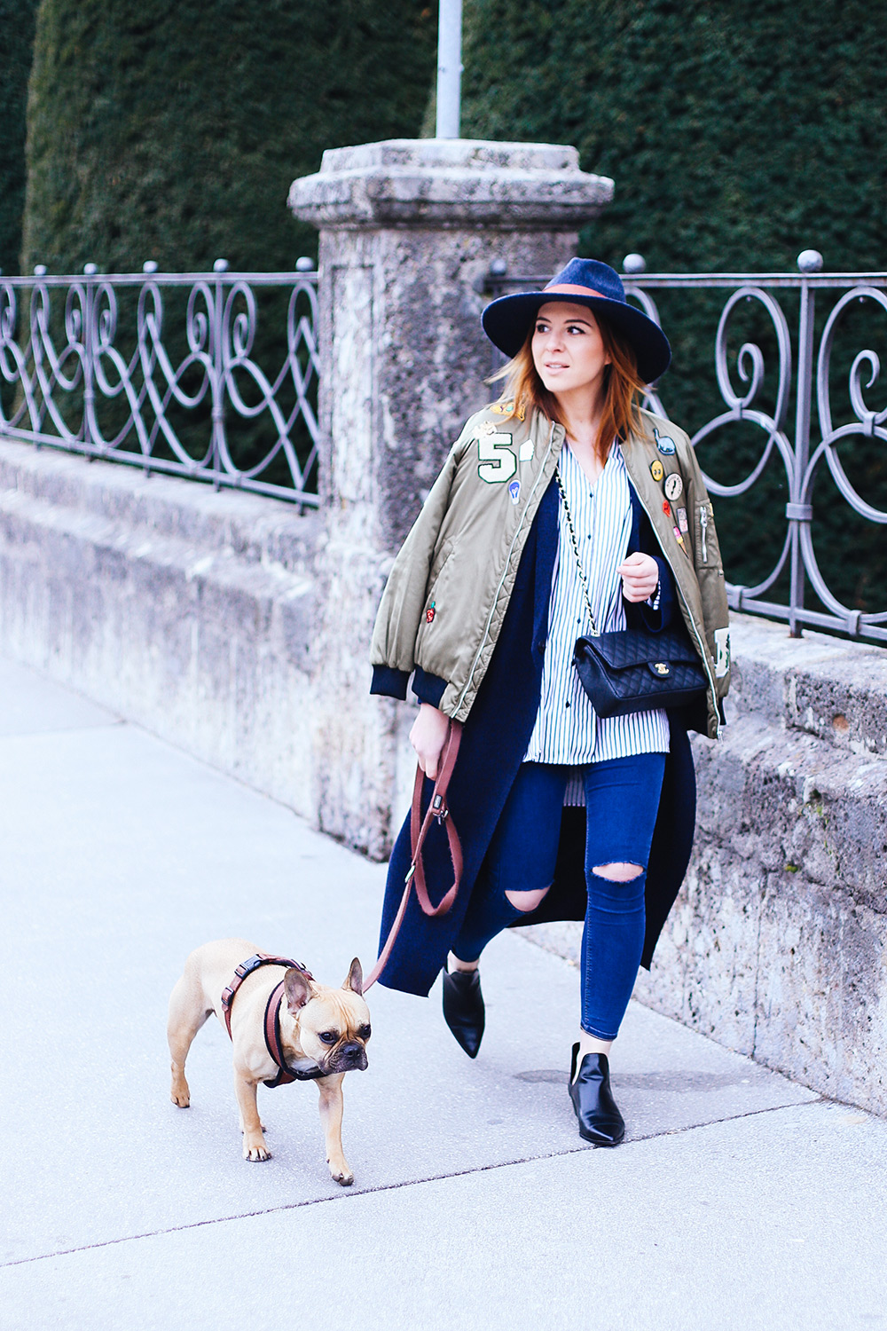 Bomberjacke kombinieren, Bomberjacke mit Patches, layering outfit, lagenlook, streetstyle innsbruck, frenchie, chanel flap bag, whoismocca.me, fashionblogger