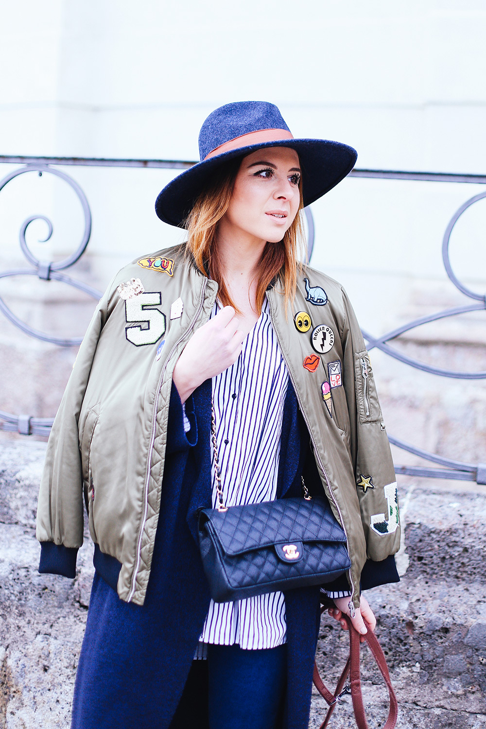 Bomberjacke kombinieren, Bomberjacke mit Patches, layering outfit, lagenlook, streetstyle innsbruck, frenchie, chanel flap bag, whoismocca.me, fashionblogger