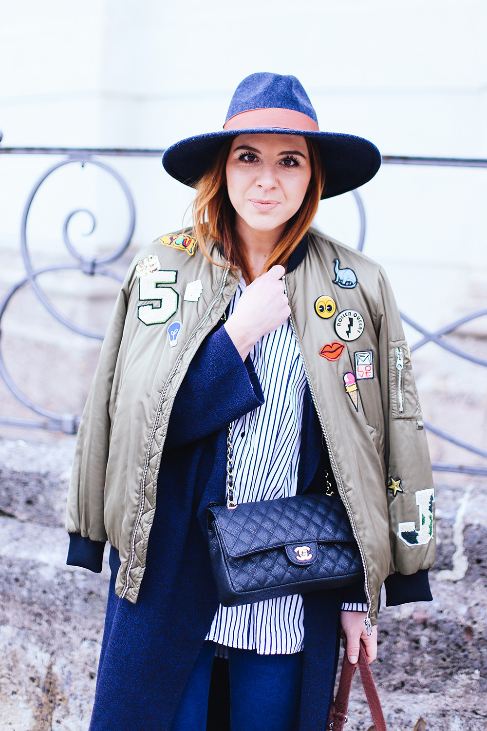 Bomberjacke kombinieren, Bomberjacke mit Patches, layering outfit, lagenlook, streetstyle innsbruck, frenchie, chanel flap bag, whoismocca.me, fashionblogger