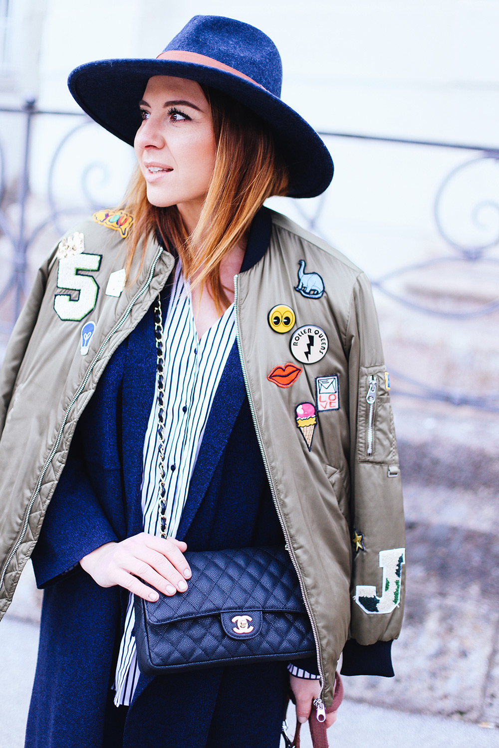 Bomberjacke kombinieren, Bomberjacke mit Patches, layering outfit, lagenlook, streetstyle innsbruck, frenchie, chanel flap bag, whoismocca.me, fashionblogger