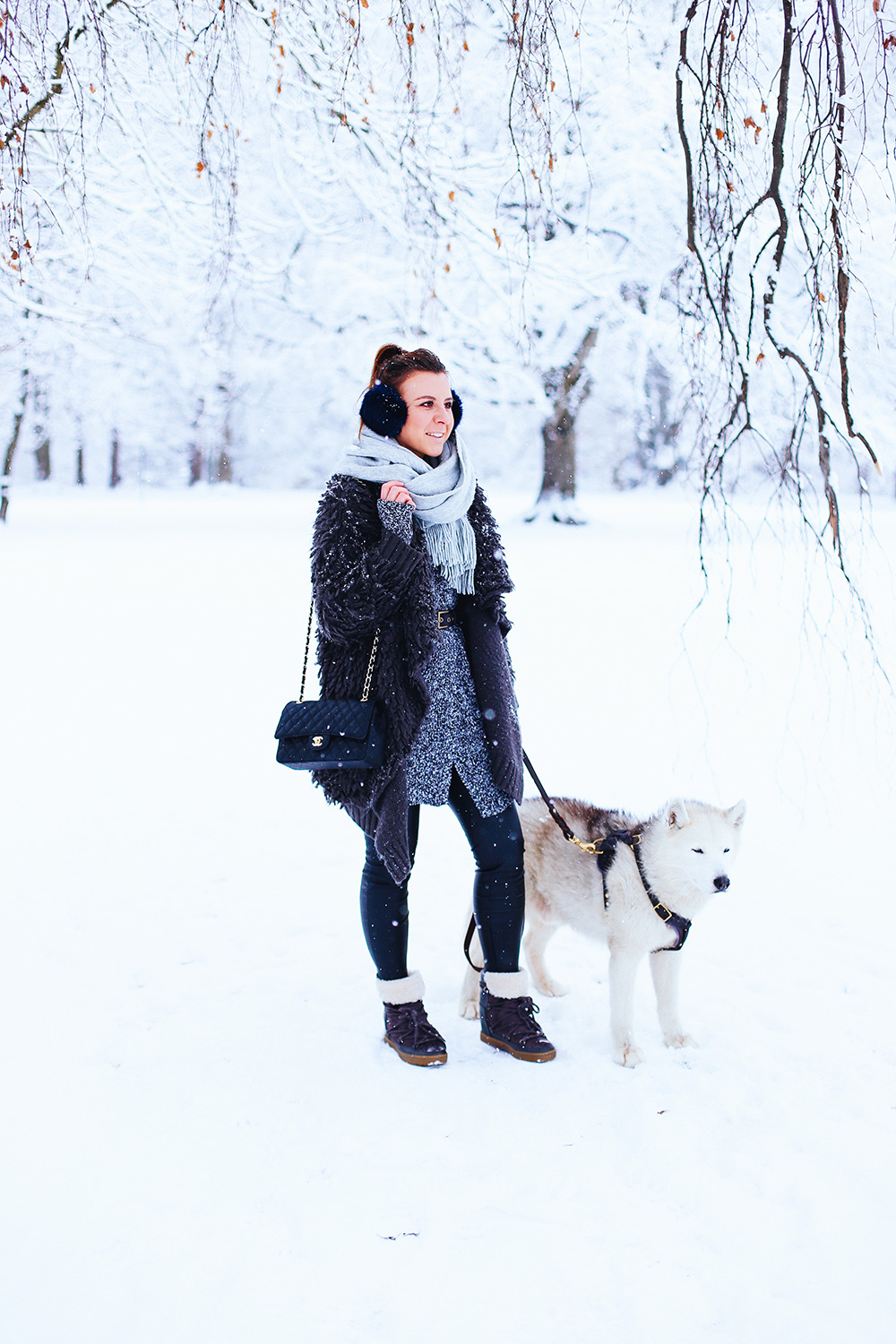 Isabel Marant Lookalike Winter Boots, Who is Mocca, Fashion Blog Österreich, deutscher Fashion Blog, layering, Schnee outfit, schloss Ambras, innsbruck Streetstyle, sibirischer Husky, Modeblog, whoismocca.me